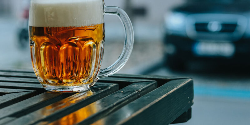Piwo to też alkohol – dlaczego jego szkodliwość w Polsce jest bagatelizowana?